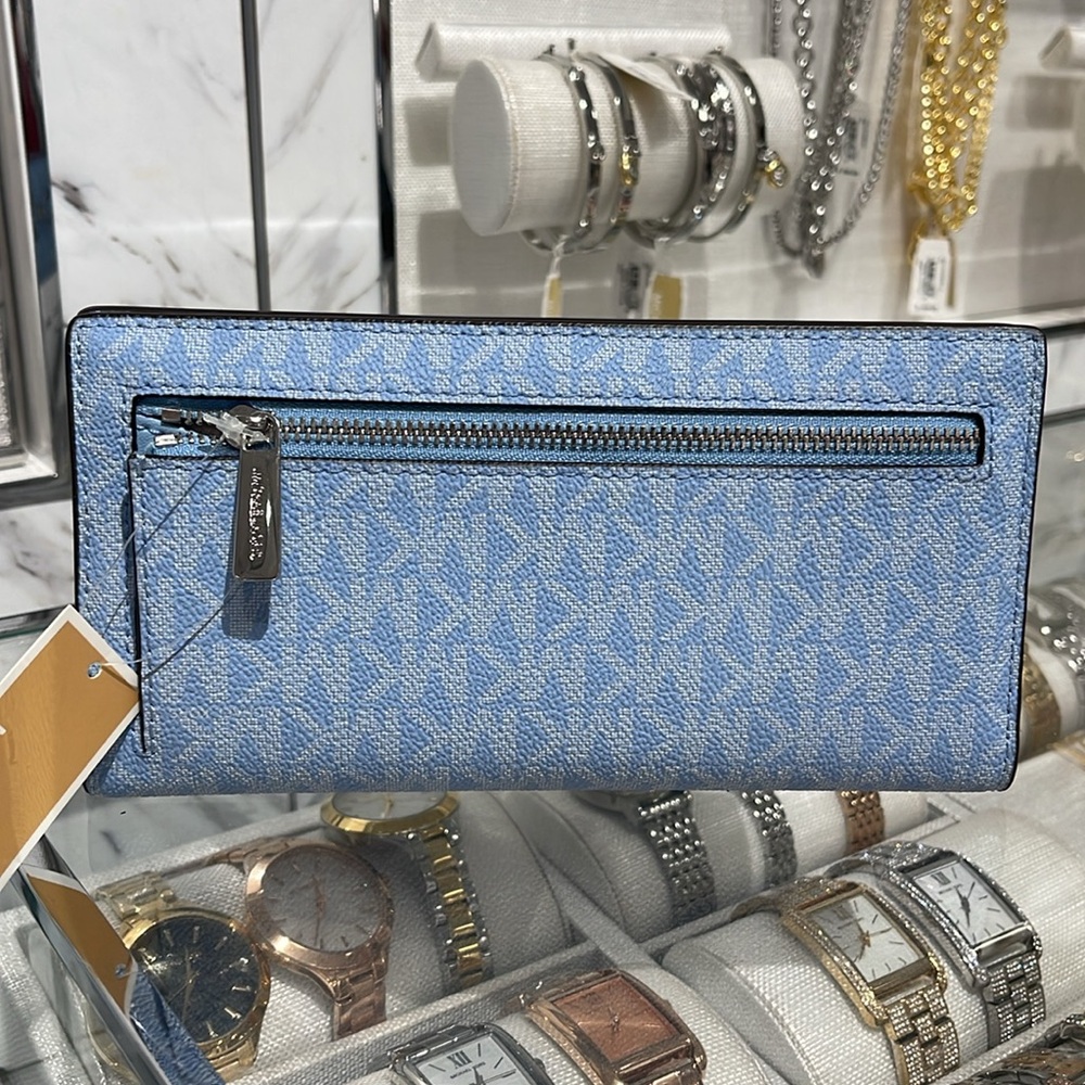 MICHAEL KORS Carson Large Signature Logo Bifold Wallet
Light Sky
NWT - Picture 16 of 16